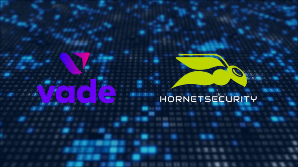 Logos Vade et Hornetsecurity côte à côte sur fond numérique bleu pixelisé, partenariat cybersécurité.