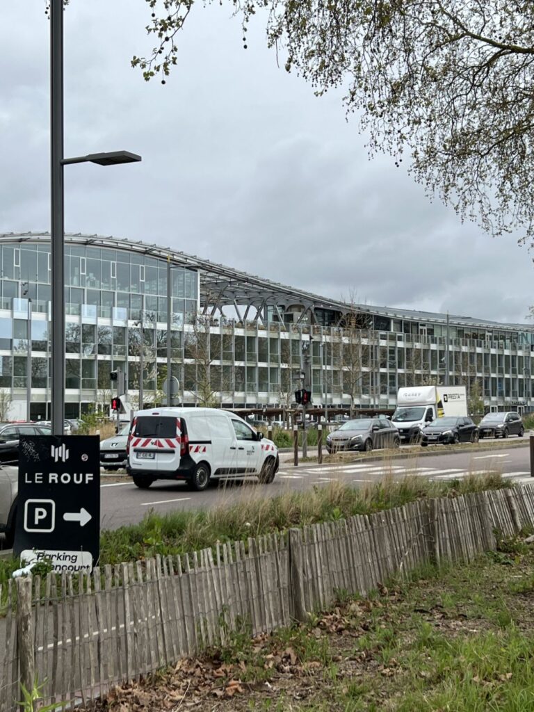 Façade vitrée des bureaux de Promosoft Informatique au bâtiment Le Rouf.